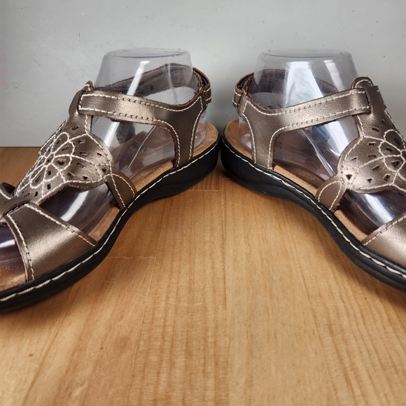 Clarks Sandals Women’s 9 Brown Leather Open Toe Wedge Floral Bendables Shoes - Picture 9 of 12